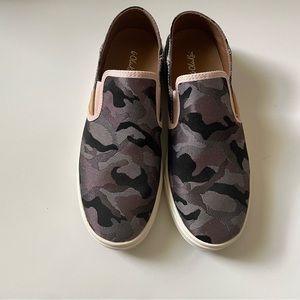 Olukai Pehuea Pa’i Women’s Camo Print Women’s Slip On Size 9